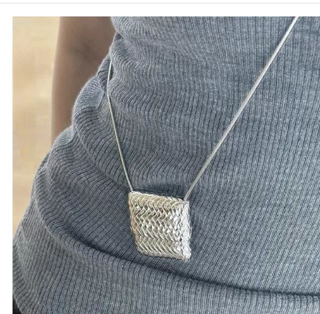 Collar tipo suéter con mini bolso