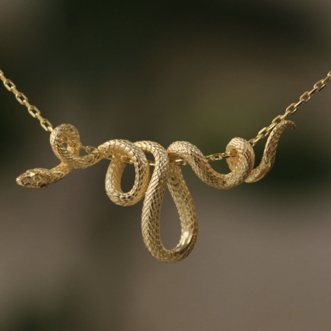 Collar serpiente enrollada
