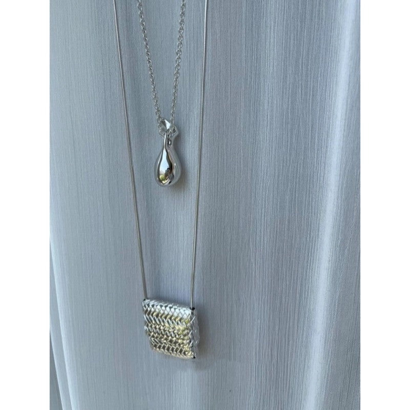 Collar tipo suéter con mini bolso