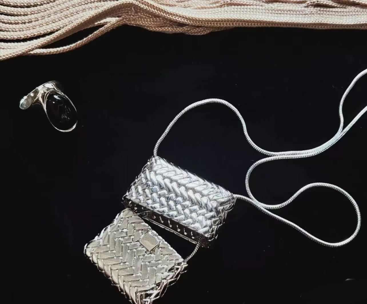 Collar tipo suéter con mini bolso